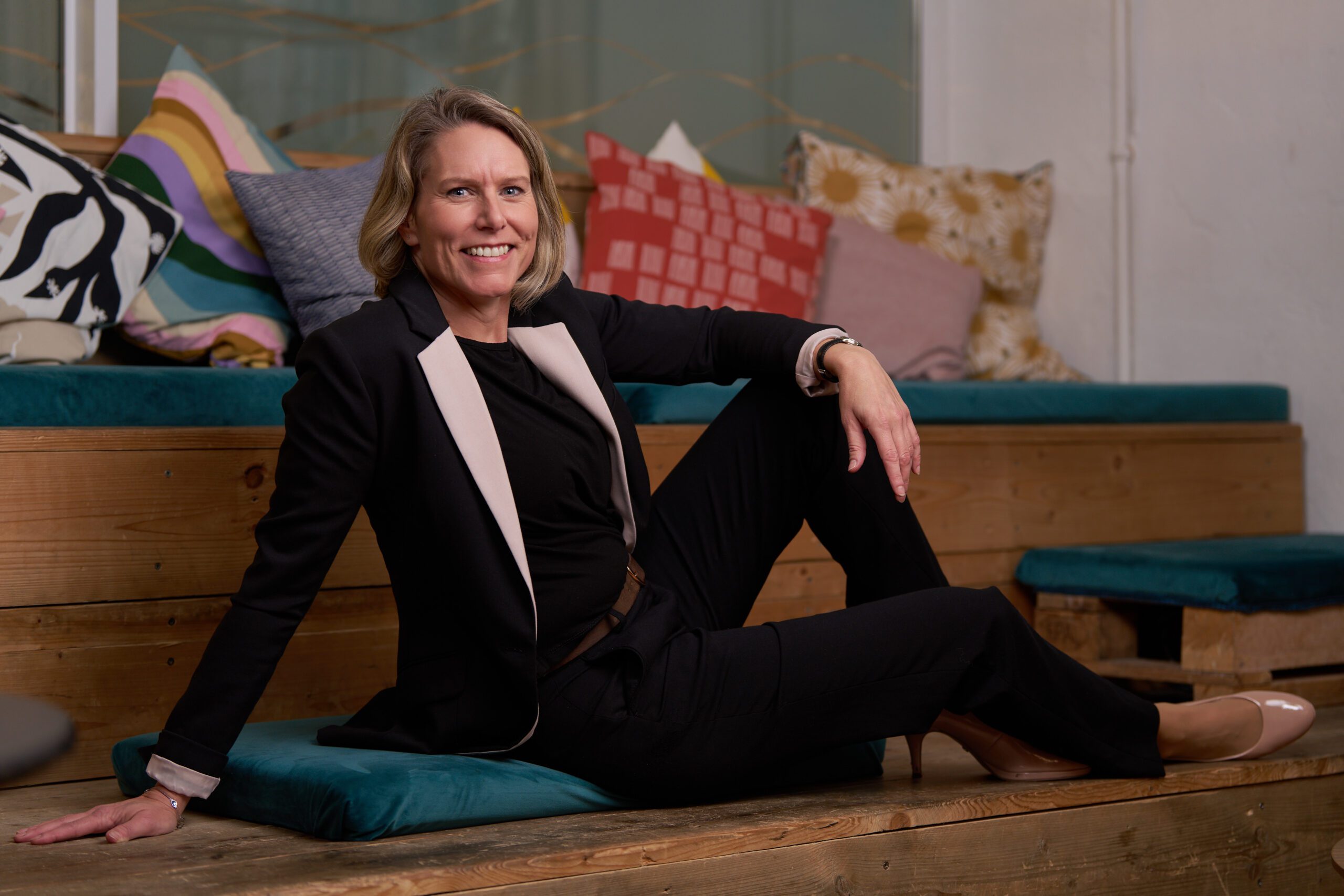 Sigrid Tschiedl setzt Sie in Szene | auf einem Sofa sitzend